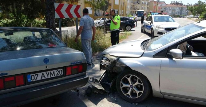 Hatalı sollama yaptığı otomobille önce arabaya, ardından beton direğe çarptı