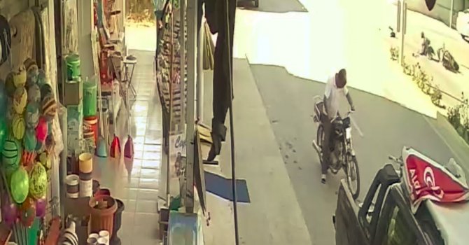 Kazada yola savrulan 3 yaşındaki çocuk yaralandı