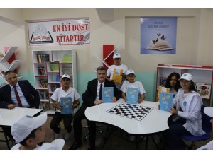 Hatay’da öğrencilere yardımcı kaynak kitapları dağıtıldı