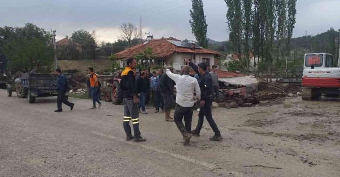 Antalya’da 2 mahallede sağanak yağış sonrası su baskınları oluştu