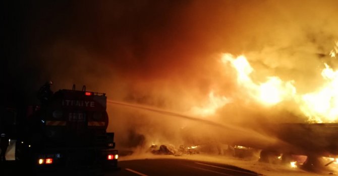 25 ton atık plastik yüklü tır alev alev yandı