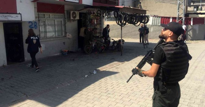 Polis narkotik operasyonunda ağız içinde bile uyuşturucu aradı
