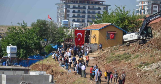 Şehidin evine Türk Bayrağı asıldı