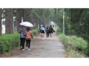 Antalya’da kısa süreli sağanak yağmur vatandaşlara zor anlar yaşattı