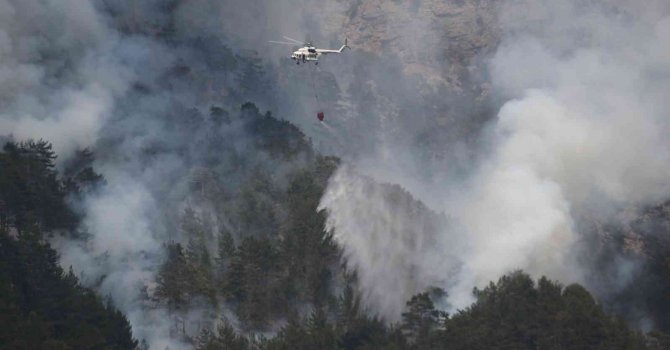 Alanya’daki yangına helikopter, 200 işçi ve 22 arazözle müdahale ediliyor