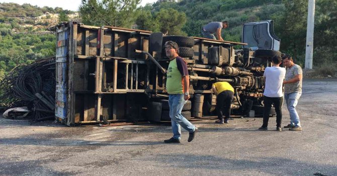 Yağmur kazaya neden oldu, hurda yüklü kamyon devrildi