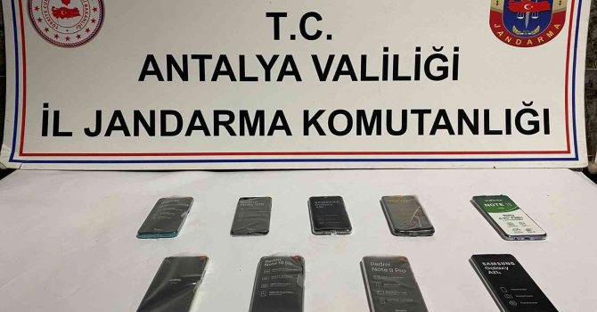 Yabancı uyruklu şüphelinin ikametinde 100 bin TL değerinde kaçak telefon bulundu