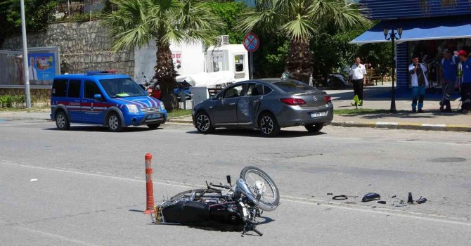 Kazada yaralılar şemsiye ile güneşten korundu