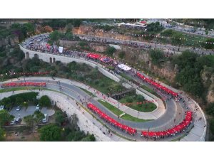 Antalya’da binlerce kişinin Türk bayraklarıyla yürüyüşü havadan görüntülendi