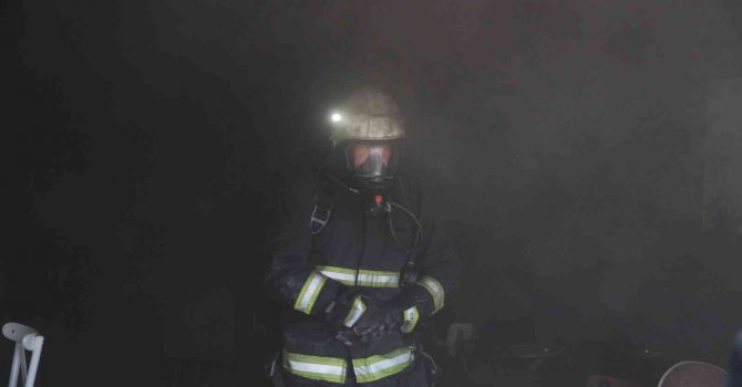 Mobilya mağazasının deposundaki yoğun duman korkuttu