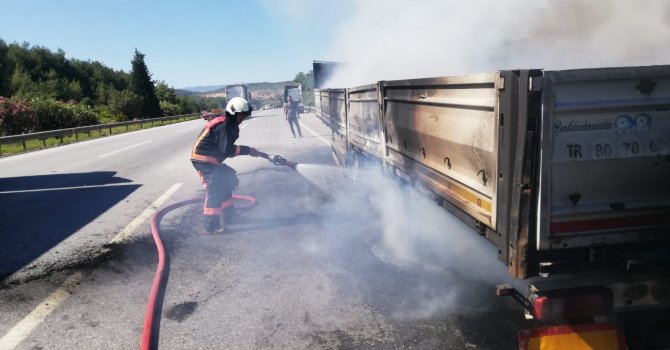 TEM’de demir yüklü tırın dorsesi yandı