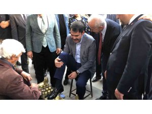 Bakan Kurum Mersin’de tantuni yedi, ayakkabısını boyattı