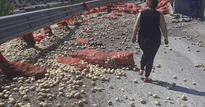 Antalya’da sebze yüklü kamyon devrildi: 1 yaralı