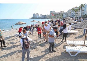 Mezitli Belediyesi çalışanları gönüllü olarak sahili temizledi