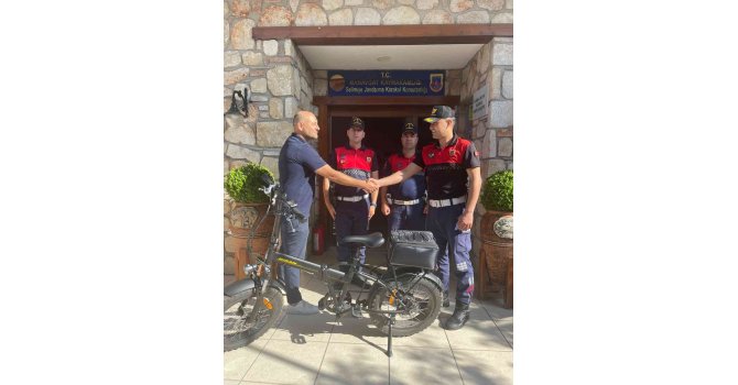 Çalınan elektrikli bisikleti jandarma tarafından bulunup sahibine teslim etti