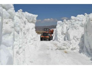 Antalya’nın yaylalarında inanılmaz karla mücadele çalışması