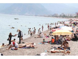 Yaylalarında karla mücadele edilen Antalya’da sahil hınca hınç doldu