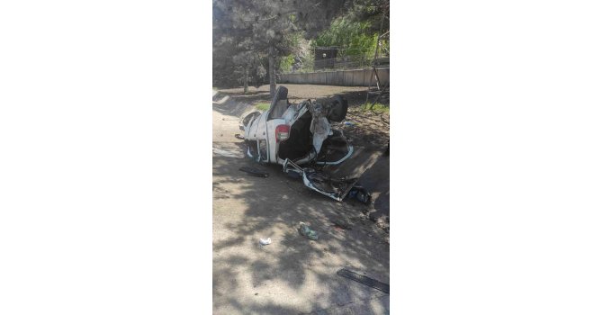 Hurdaya dönen otomobilde 2 kişi yaralandı