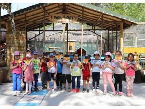 Minik öğrenciler, Antalya Hayvanat Bahçesi’nde resim yaptı