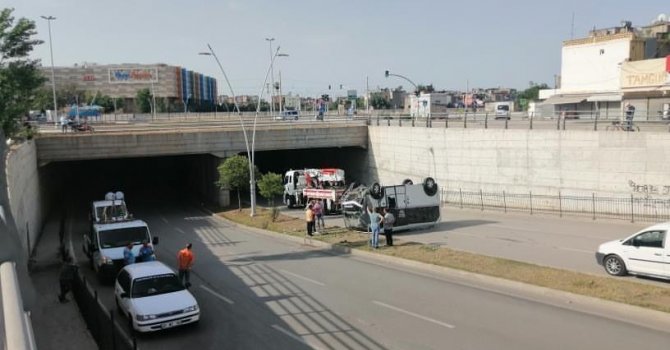 Toplu taşıma aracı alt geçide düştü
