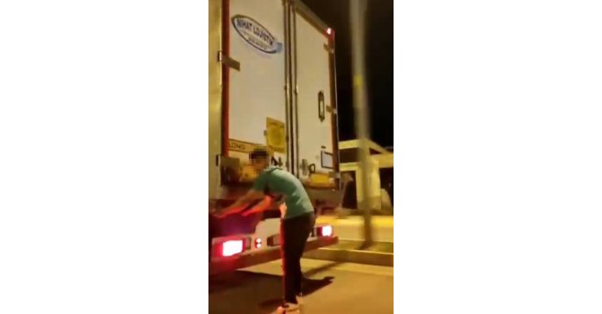 Tır arkasında ölümüne patenli yolculuğa yoldan geçen sürücü müdahale etti