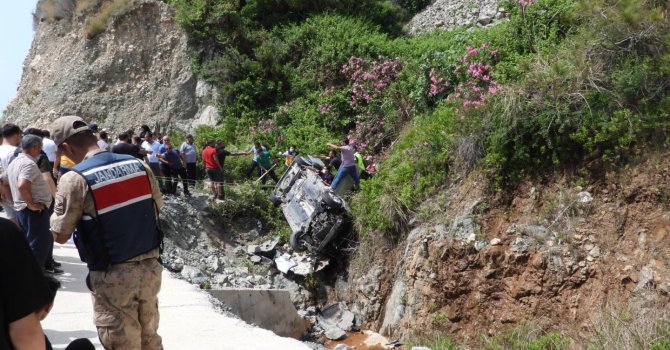 Hatay’da kaza: Araçta mahsur kalan yaralı kurtarıldı