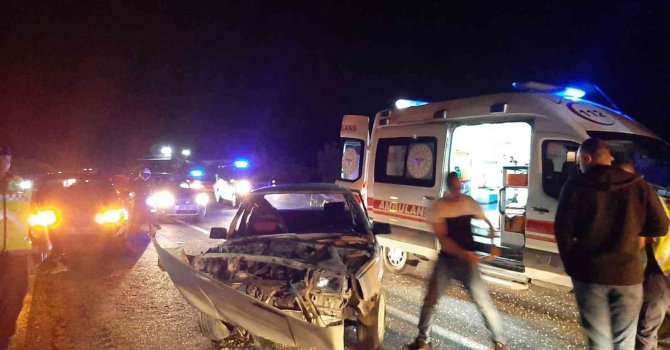 Tarsus’ta 2 otomobil çarpıştı: 6 yaralı