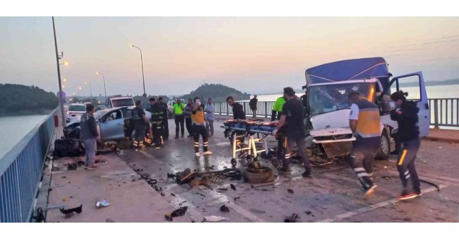 Otomobil ile kamyonet çarpıştı: 6 yaralı