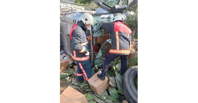 Tarsus’ta tır yoldan çıktı: 2 yaralı