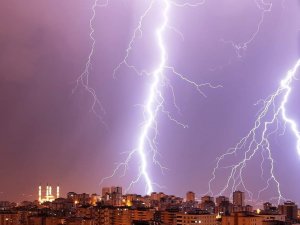 Kahramanmaraş’ta çakan şimşekler geceyi gündüze çevirdi