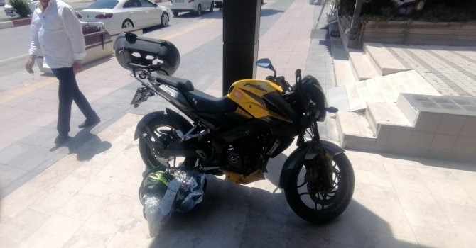 Seyir halinde otomobile temas eden motosiklet, yolda sürüklenip refüje çıktı: 1 yaralı