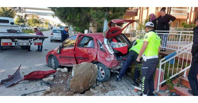 Otomobil, park halindeki otomobilin üzerine uçtu