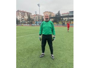 58 yaşındaki kaleci gençlere taş çıkartıyor