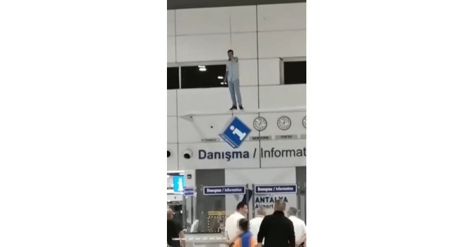 Yabancı turistin havalimanındaki intihar teşebbüsü ve kurtarılma anları  kamerada