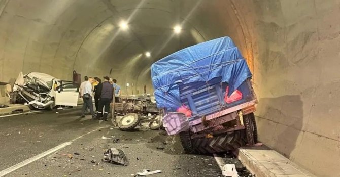 Tünelde otomobil traktöre çarptı: 2 yaralı