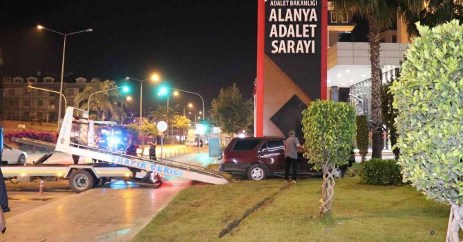 Yoldan çıkan otomobil adliye tabelasına çarparak durabildi