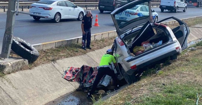 Kontrolden çıkan otomobil yol kenarındaki tahliye kanalına uçtu: 2 ölü