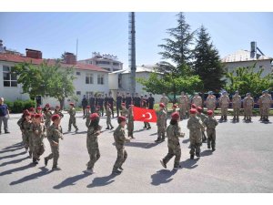 Minik öğrencilerden jandarmaya moral