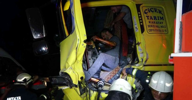 Tıra arkadan çarpan kamyon sürücüsü araç içinde sıkıştı