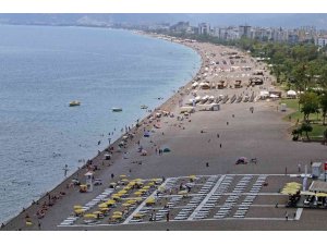 Antalya’da termometreler 36 dereceyi gösterdi, tatilciler sahillere akın etti
