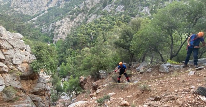 Yürüyüşe çıktıkları ormanlık alanda yönlerini kaybedip dağlık alanda mahsur kaldılar