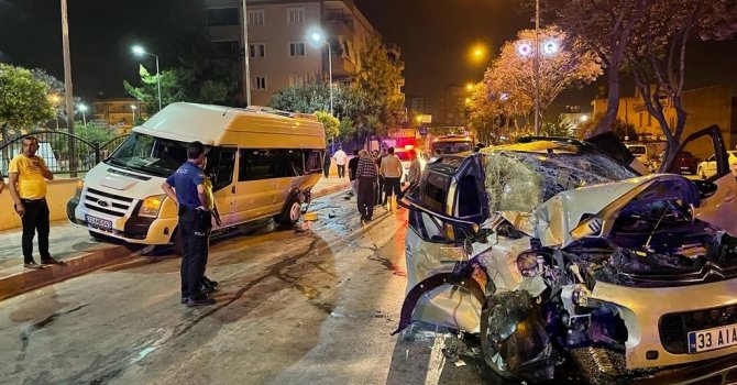 Tarsus’ta minibüsle otomobil çarpıştı: 3 yaralı