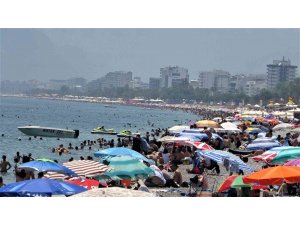Antalya’da termometre 30 dereceyi gösterdi, vatandaş sahilde yer bulmakta zorlandı