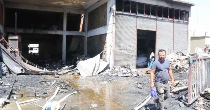 Geri dönüşüm malzemelerinin bulunduğu dükkanda çıkan yangın korkuttu