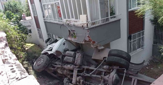 Freni boşalan su tankeri apartmanın bahçesine düştü