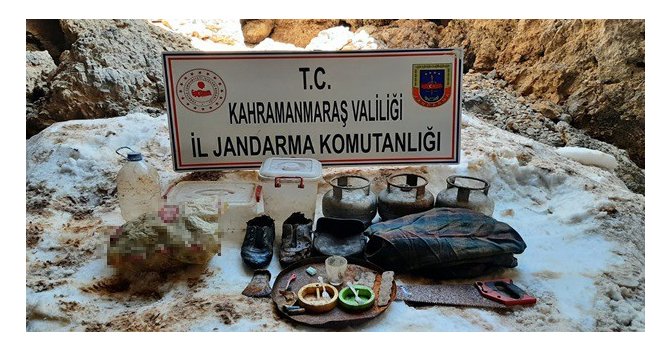 Teröristlerin kullandığı mağarada yaşam malzemesi ele geçirildi