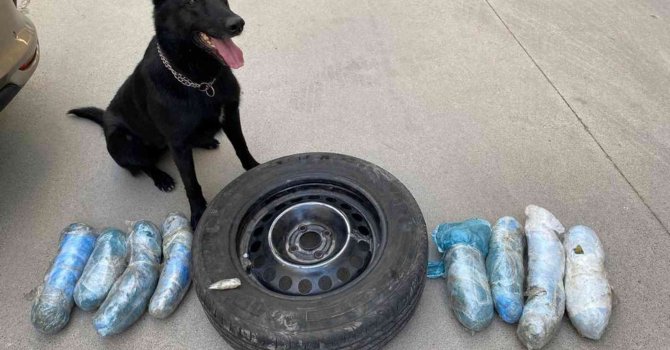 Otomobil lastiğinin içinden uyuşturucu çıktı