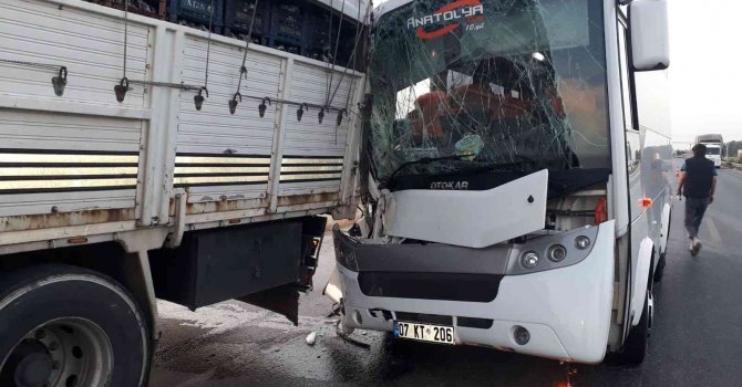 Tur midibüsü kamyona arkadan çarptı: 2’si Alman 3 turist yaralı