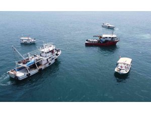 Balıkların üremesi için yüzlerce yapay resif denize indirildi