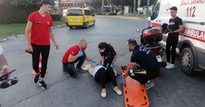 Kadın motosiklet sürücüsünü kaskı hayatta tuttu